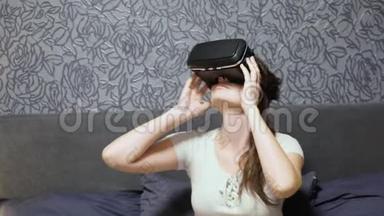 美丽的年轻女子穿着VR耳机在卧室。 四处看看。 特写观看VR视频，播放VR游戏..